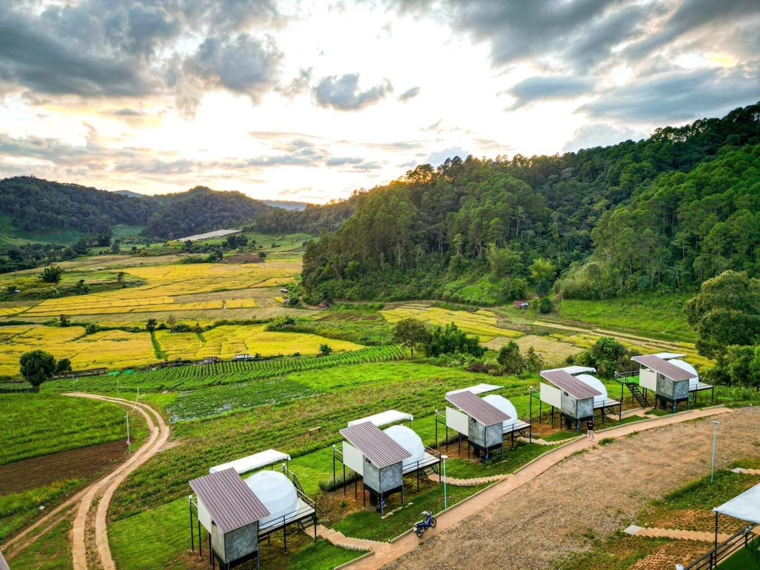 ホテル สวนไร่รุ่งอรุณ Suan Rai Rungarun Ban Na Pa Paek エクステリア 写真